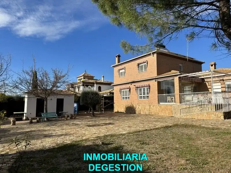 Vista exterior de Casa o xalet en venda en Linares amb Aire condicionat, Calefacció i Jardí privat