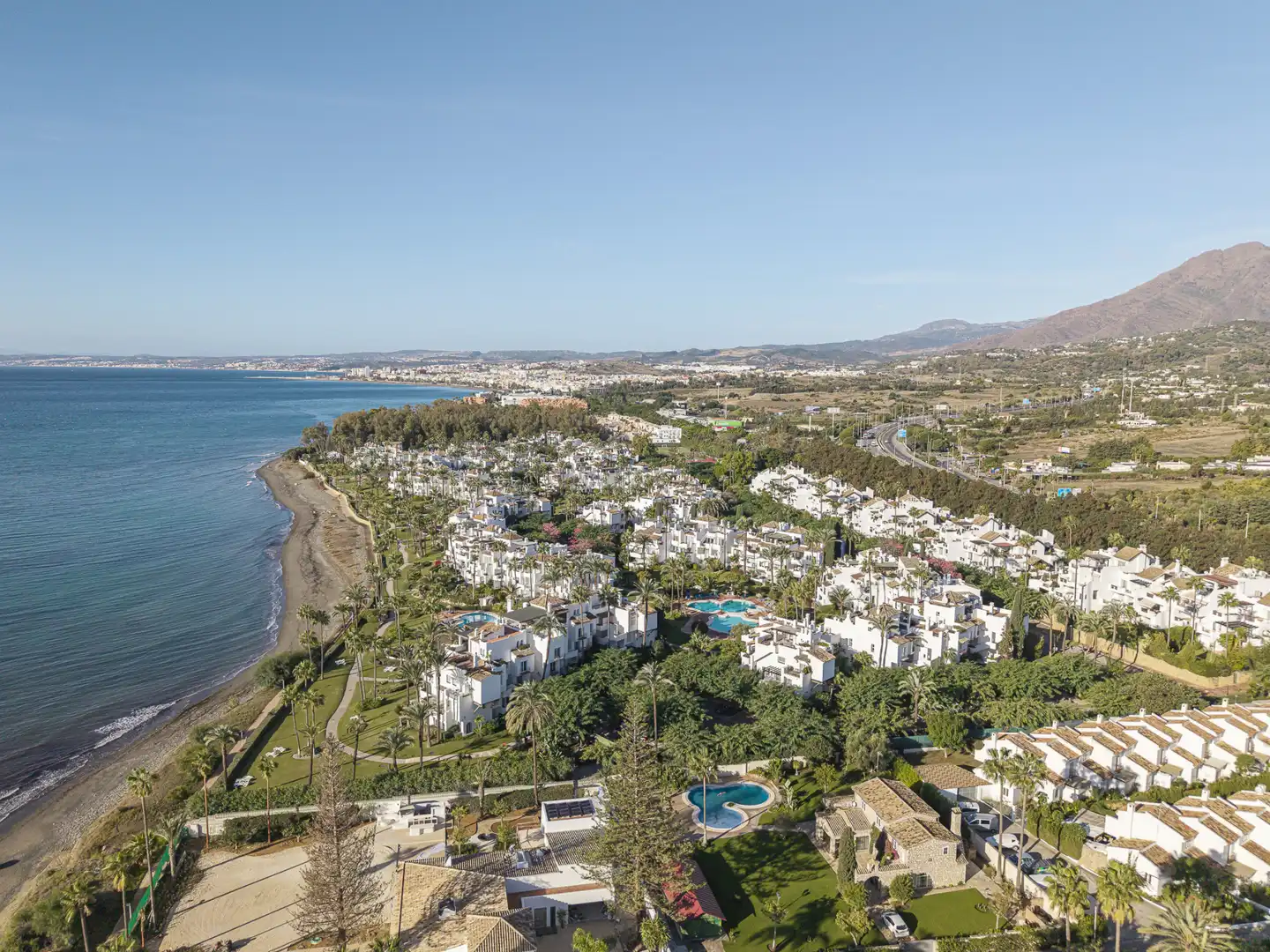 Vista exterior de Planta baixa en venda en Estepona amb Aire condicionat, Calefacció i Jardí privat