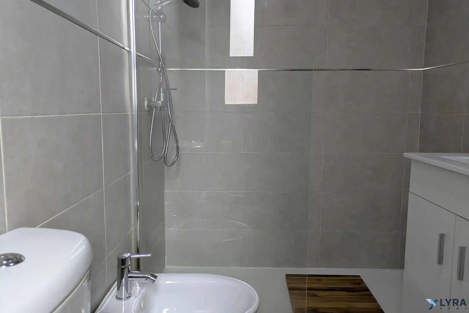 Baño de Piso en venta en Tomares con Aire acondicionado, Parquet y Terraza
