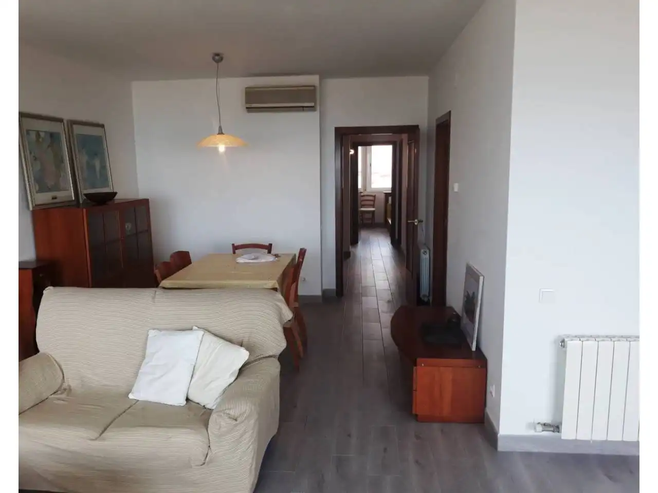 Sala d'estar de Pis de lloguer en Cubelles amb Aire condicionat, Terrassa i Moblat