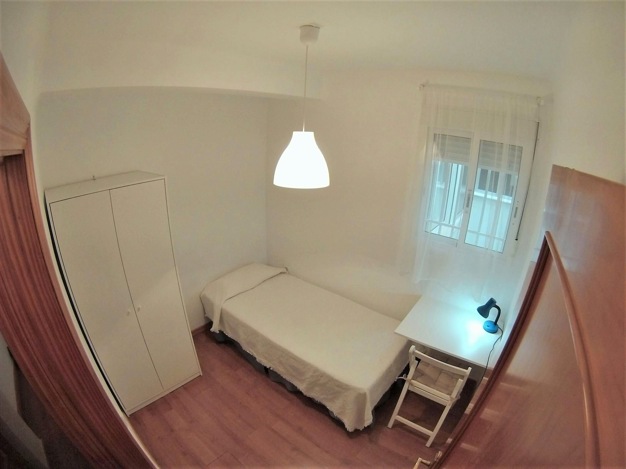 Bedroom of Flat to share in  Sevilla Capital  with Air Conditioner, Furnished and Washing machine