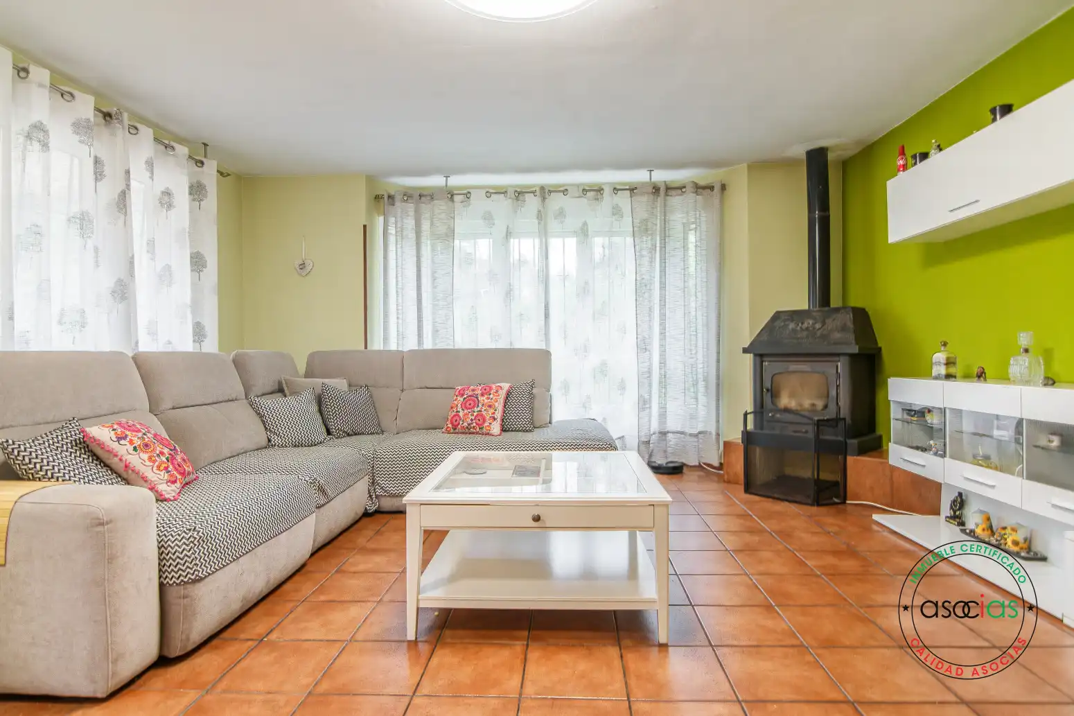 Sala d'estar de Casa o xalet en venda en Soto del Barco amb Calefacció, Jardí privat i Terrassa