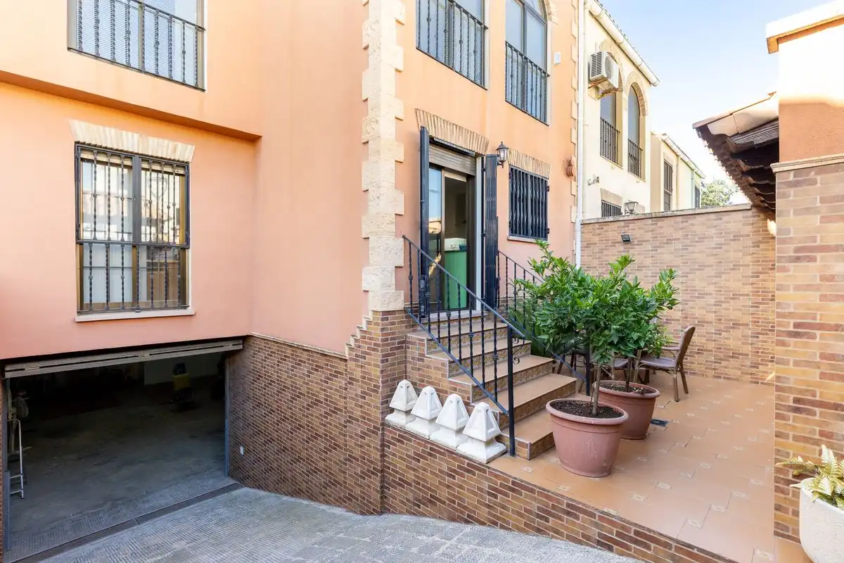 Vista exterior de Casa adosada en venta en Alaquàs con Aire acondicionado, Calefacción y Terraza