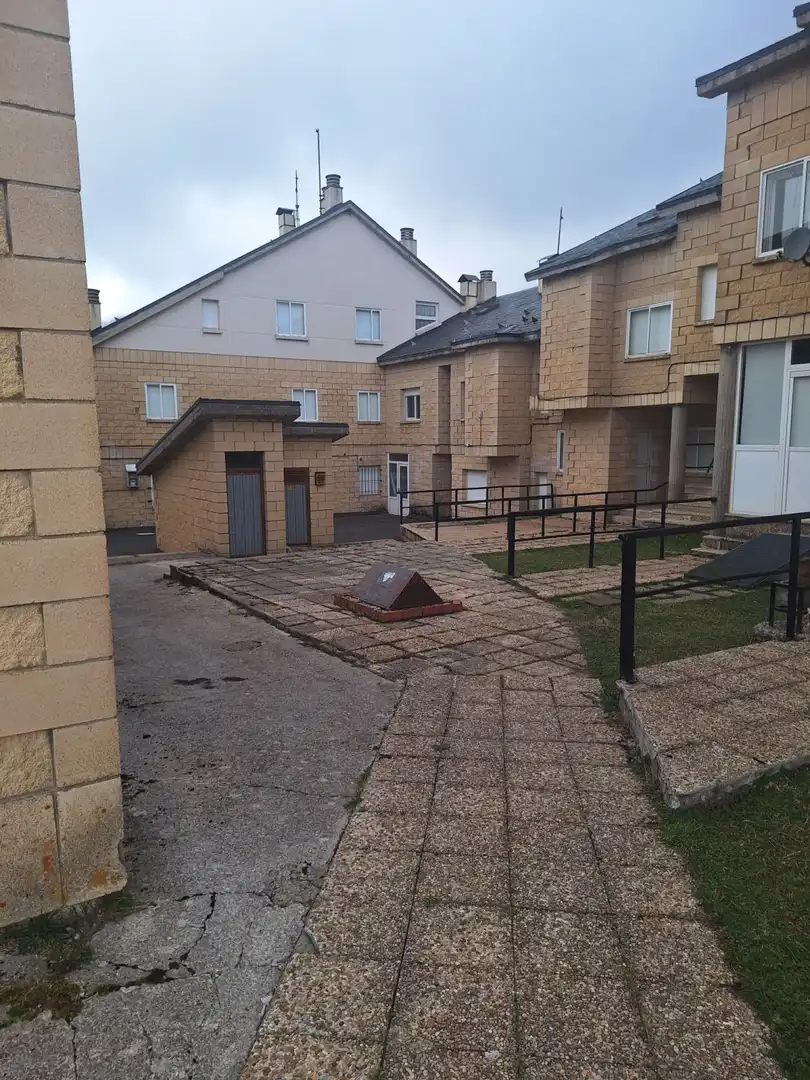 Vista exterior de Casa adosada en venda en Hermandad de Campoo de Suso amb Jardí privat