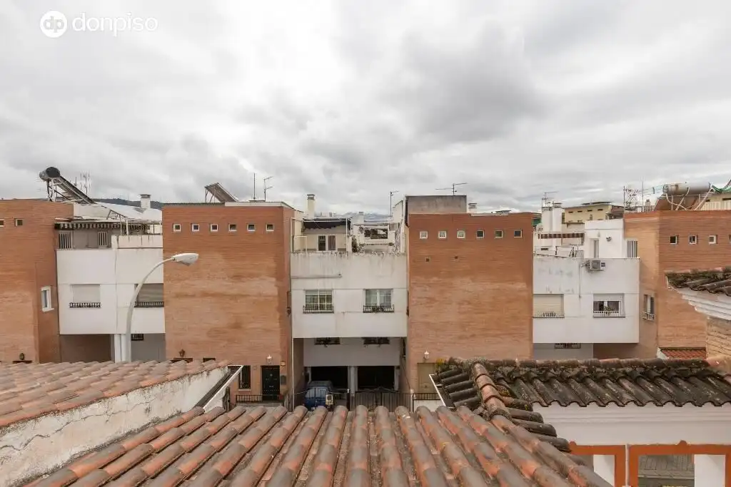Vista exterior de Casa adosada en venda en Granada amb Terrassa i Piscina comunitària