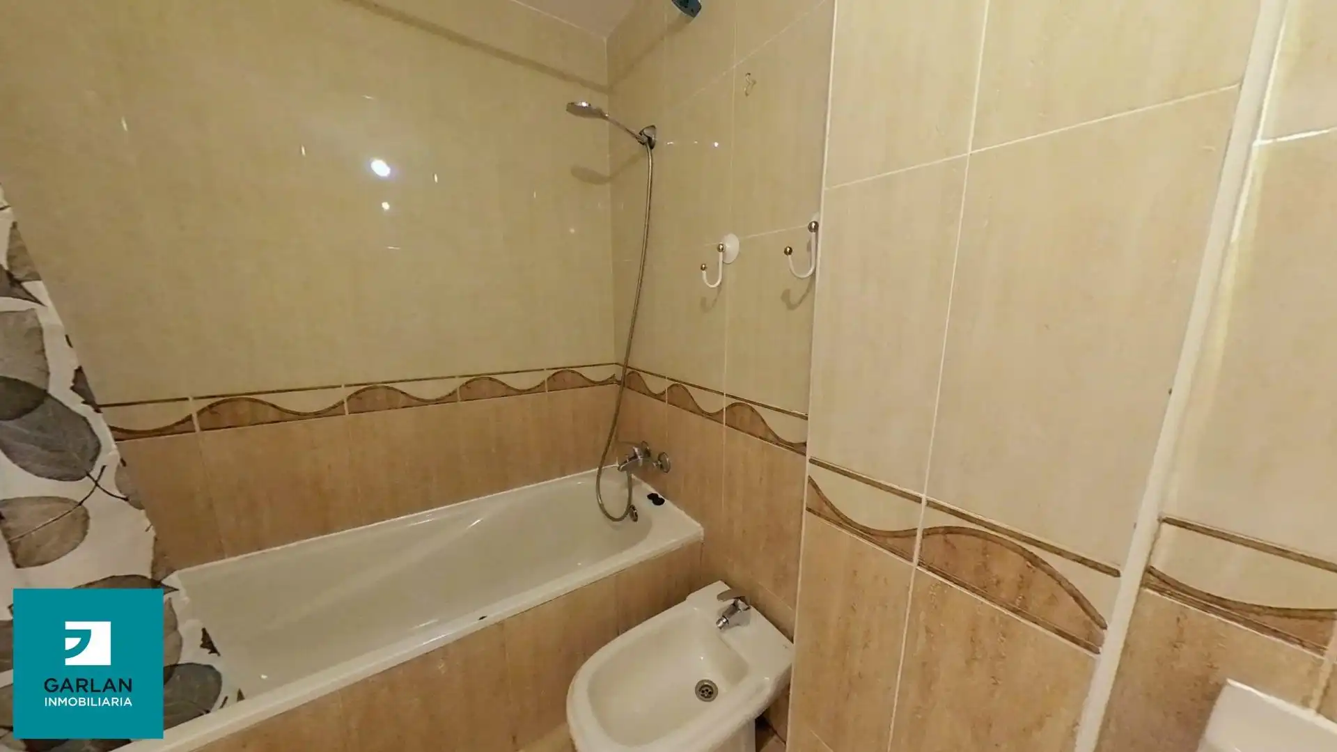 Badezimmer von Wohnung zum Verkauf in Biescas mit Heizung, Parkett und Abstellraum