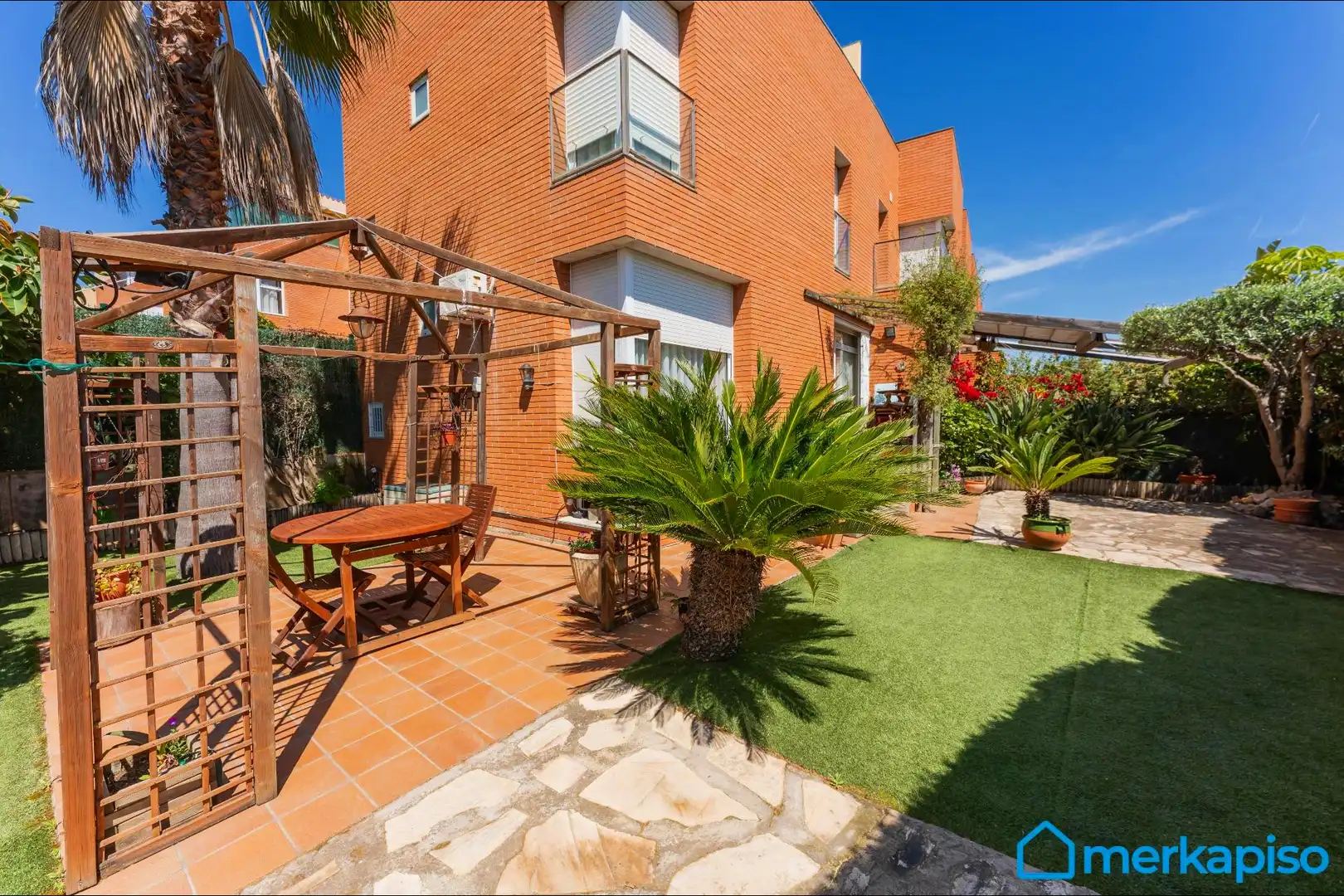 Vista exterior de Casa adosada en venta en Viladecans con Calefacción, Jardín privado y Terraza