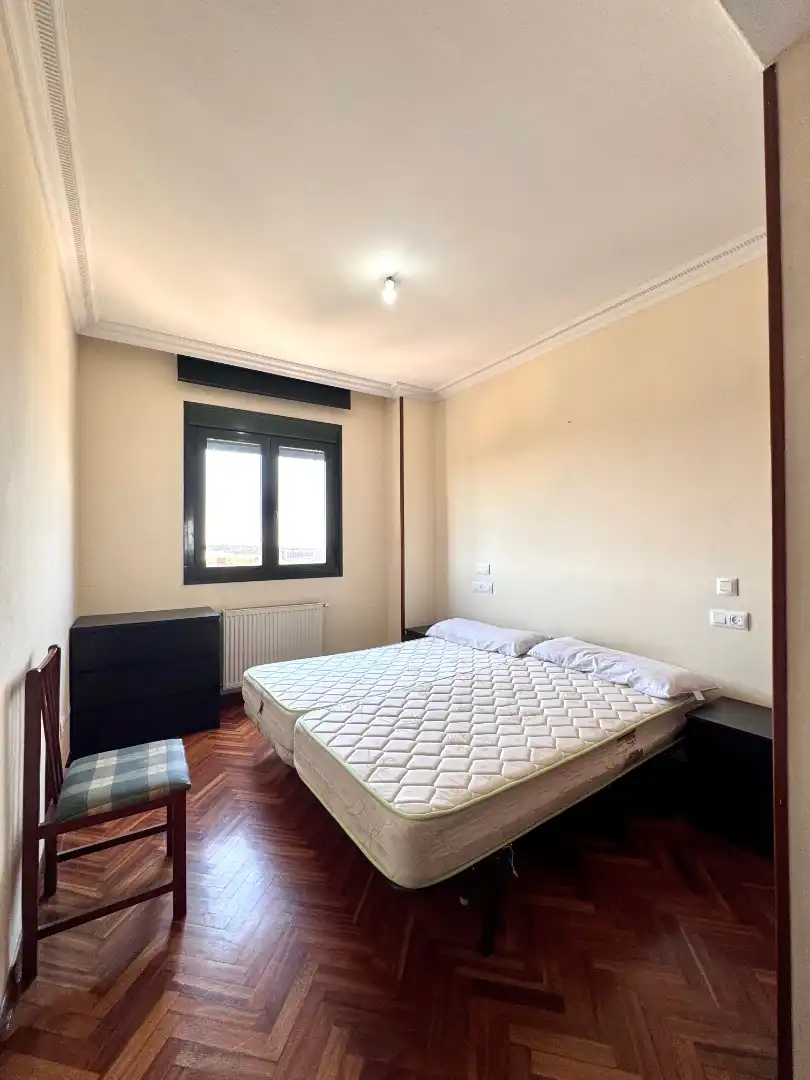 Schlafzimmer von Wohnungen zur Miete in Cáceres mit Klimaanlage, Heizung und Parkett