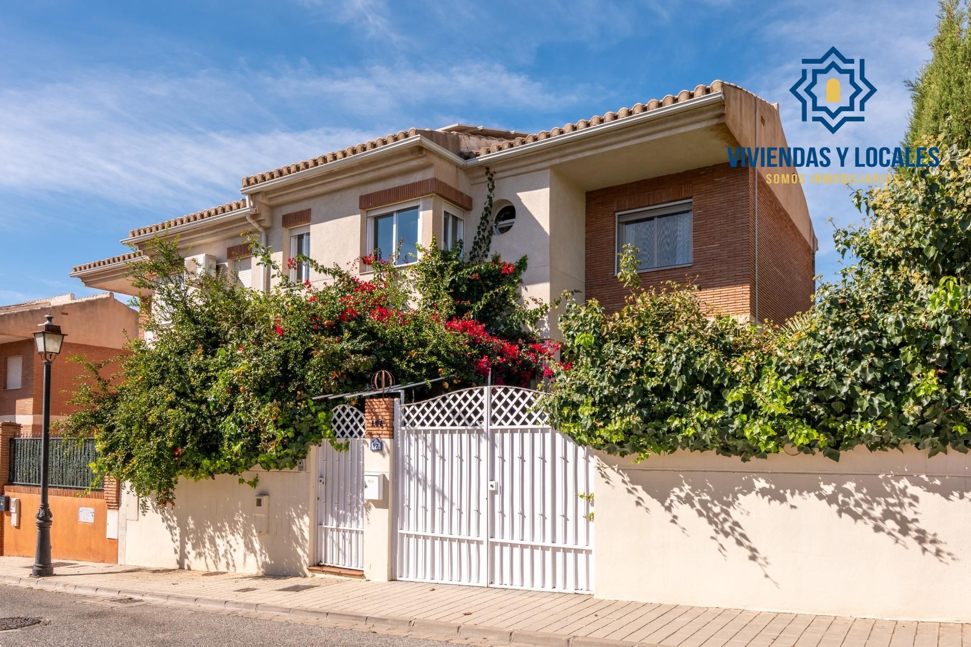 Vista exterior de Casa adosada en venda en Huétor Vega amb Aire condicionat, Calefacció i Jardí privat