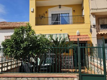 House with balcony to rent in Calle Ramos Carratalá 49