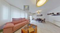 Sala d'estar de Casa adosada en venda en Chozas de Canales amb Aire condicionat i Terrassa