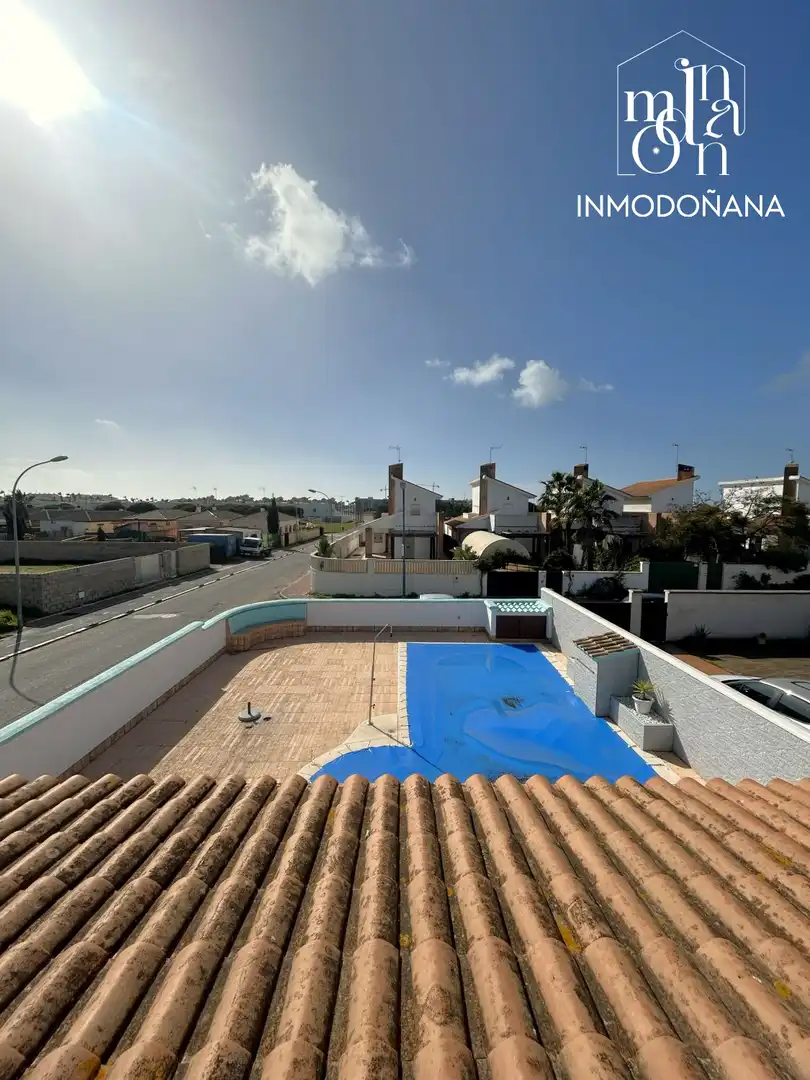 Vista exterior de Casa o chalet en venta en Almonte con Terraza, Trastero y Amueblado