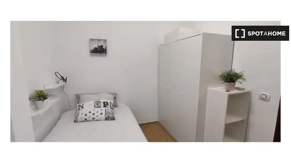 Habitación de Piso de alquiler en Zaragoza con Aire acondicionado, Calefacción y Amueblado