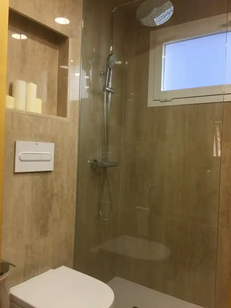 Badezimmer von Wohnung zur Miete in Fuencarral - El Pardo