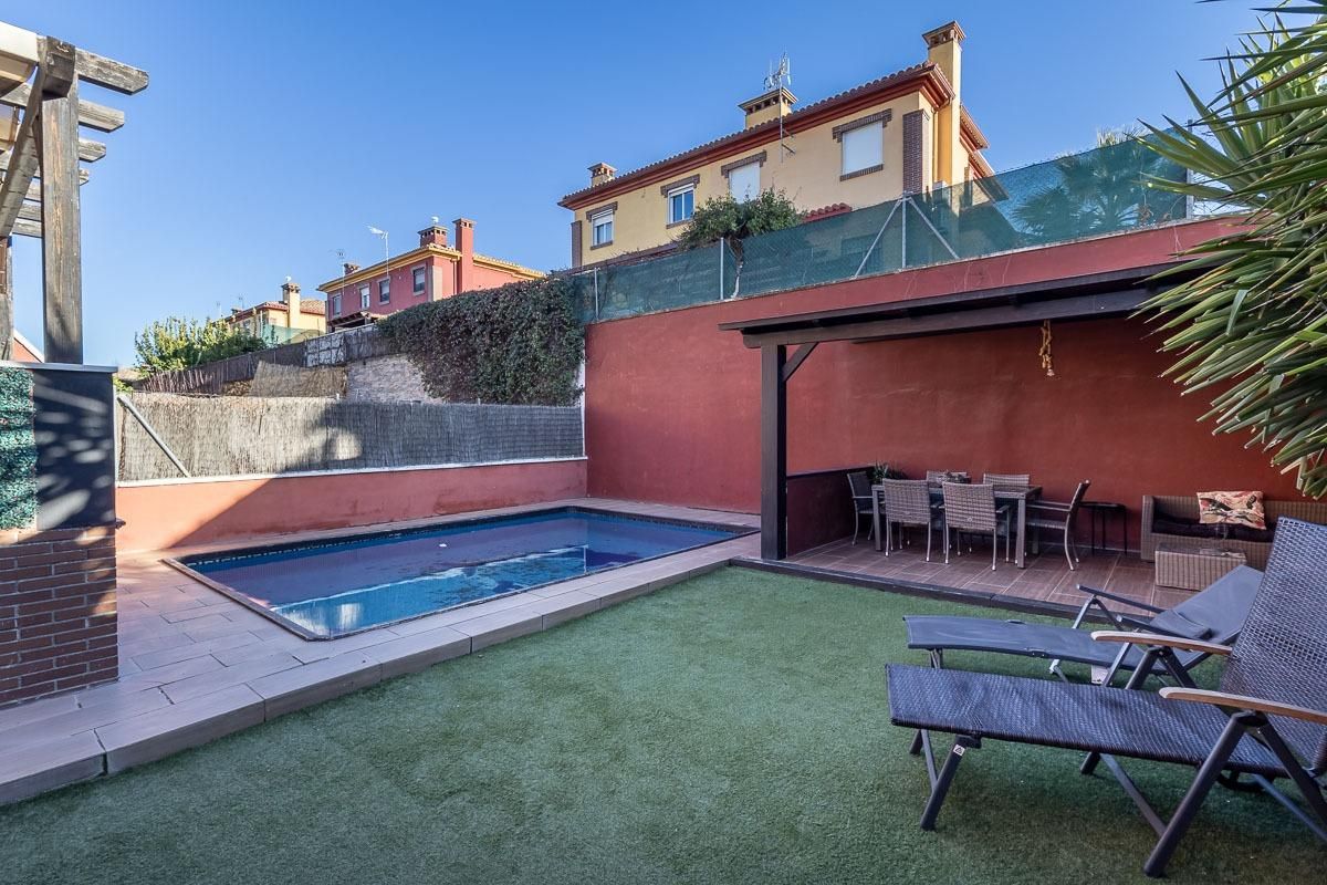 Piscina de Casa adosada en venda en Alhendín amb Aire condicionat, Jardí privat i Terrassa