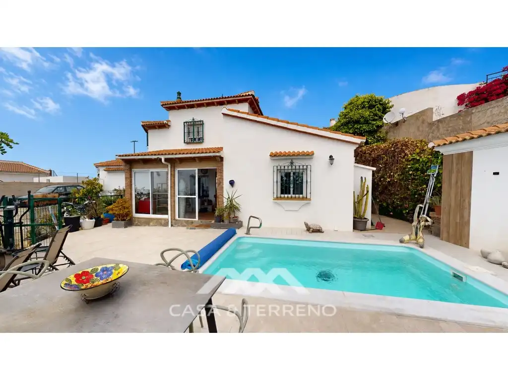 Vista exterior de Casa o xalet en venda en Arenas amb Aire condicionat, Jardí privat i Terrassa