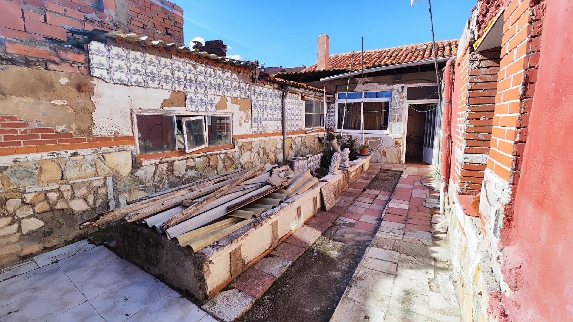 Vista exterior de Casa o chalet en venta en León Capital  con Calefacción