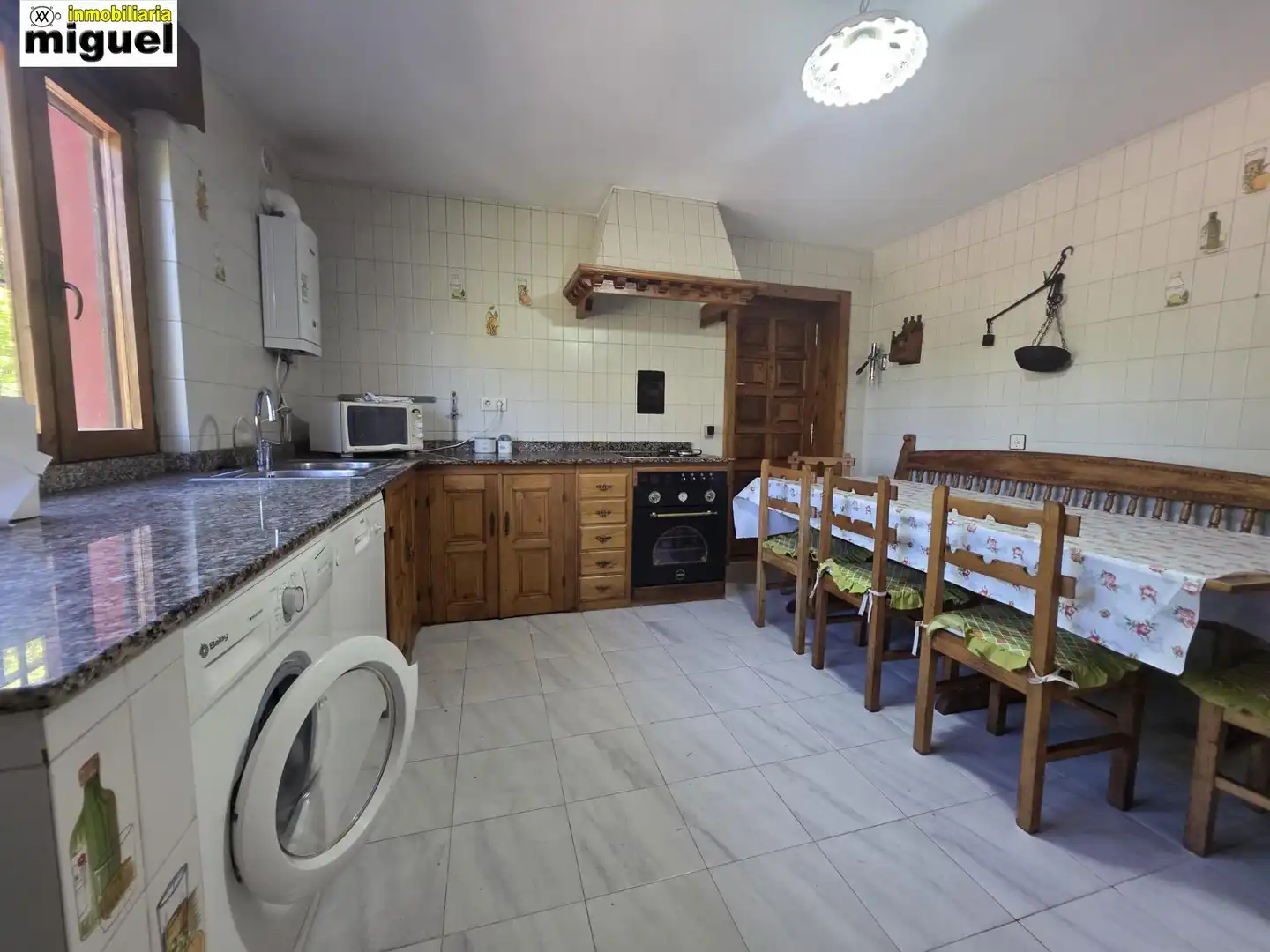 Cuina de Casa o xalet en venda en Llanes amb Calefacció, Jardí privat i Terrassa