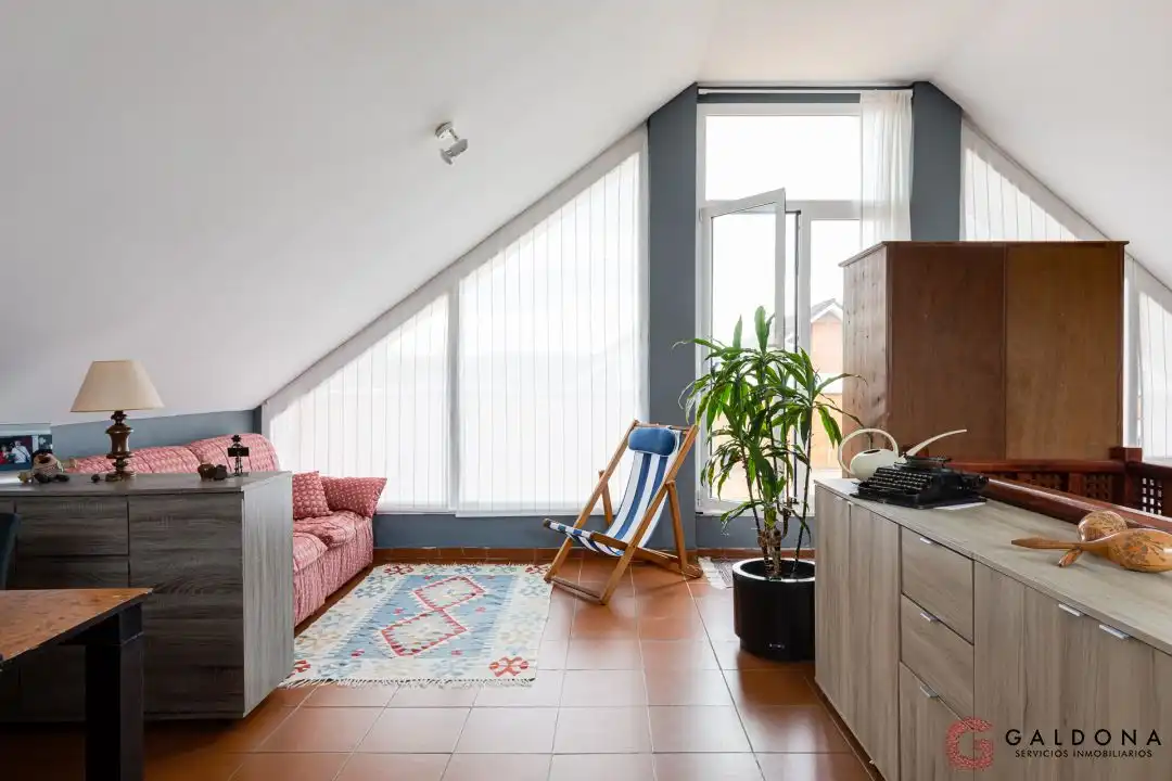 Sala d'estar de Casa adosada en venda en Donostia - San Sebastián  amb Aire condicionat, Calefacció i Jardí privat