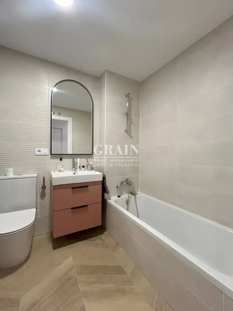 Baño de Piso de alquiler en Albacete con Calefacción, Terraza y Piscina