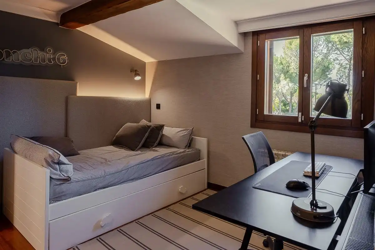 Habitación de Casa adosada en venta en Boadilla del Monte con Aire acondicionado, Calefacción y Jardín privado