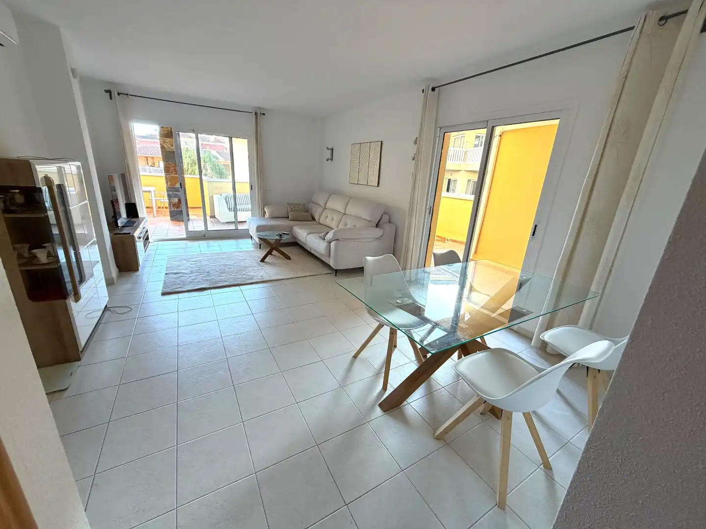 Sala d'estar de Pis de lloguer en Fuengirola amb Aire condicionat, Terrassa i Balcó