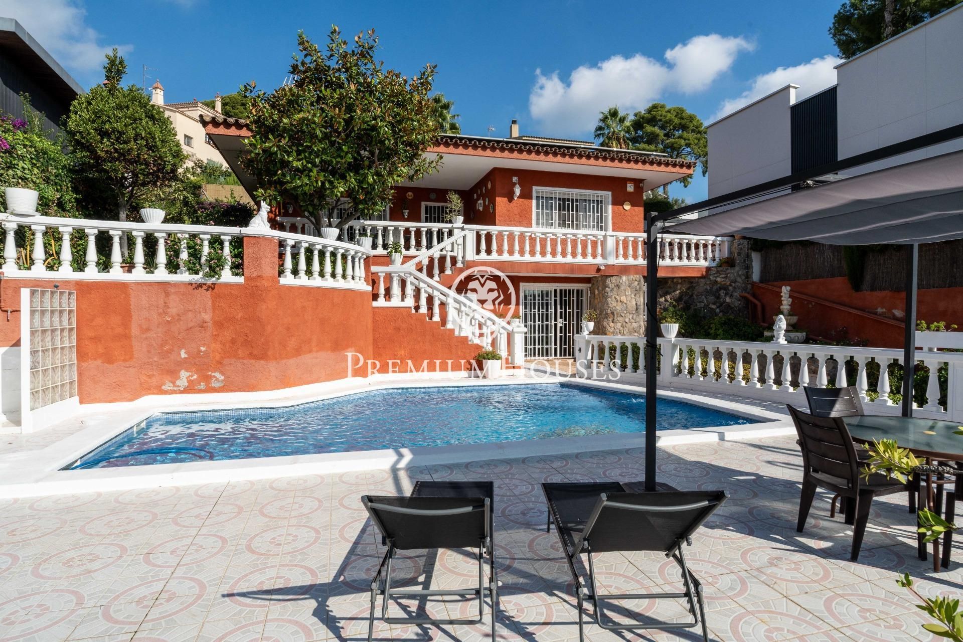Vista exterior de Casa o xalet en venda en Castelldefels amb Calefacció, Jardí privat i Terrassa