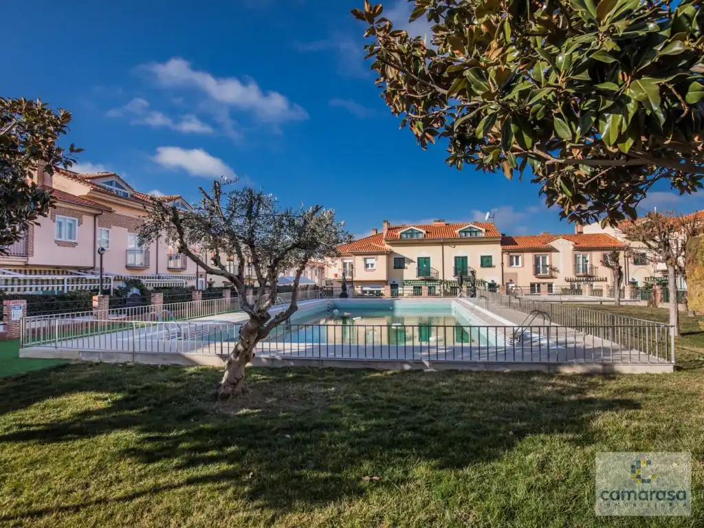 Piscina de Casa adosada en venta en Ávila