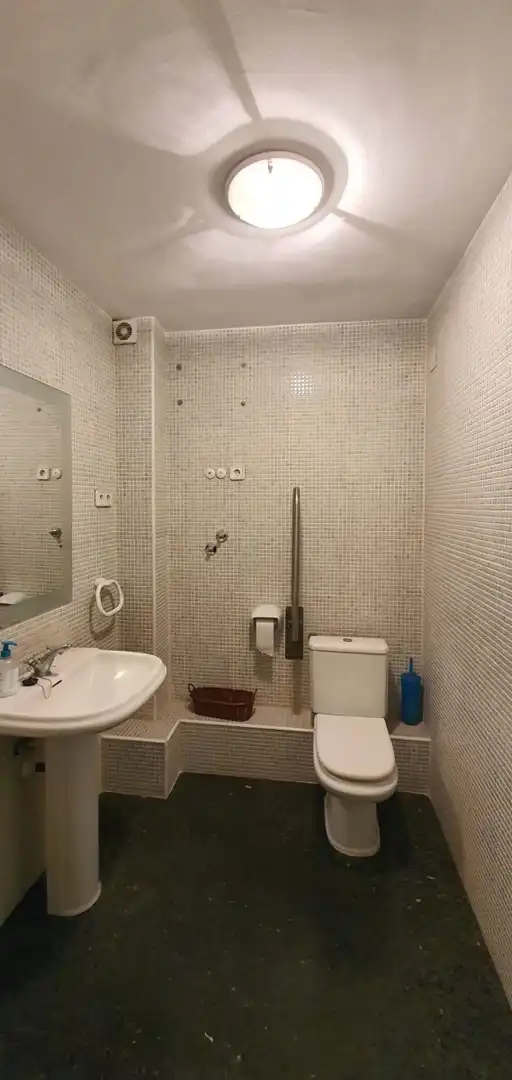 Badezimmer von Büro zum Verkauf in Tarragona mit Klimaanlage, Heizung und Terrasse
