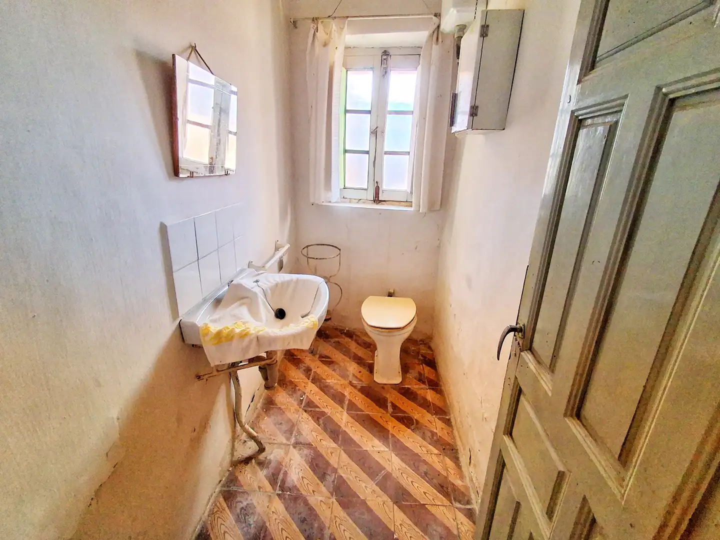 Bathroom of Detached homes for sale in La Vid y Barrios   with Private garden and Furnished