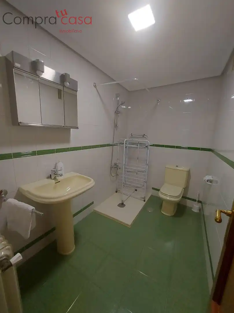 Baño de Piso para compartir en Segovia con Calefacción, Terraza y Amueblado