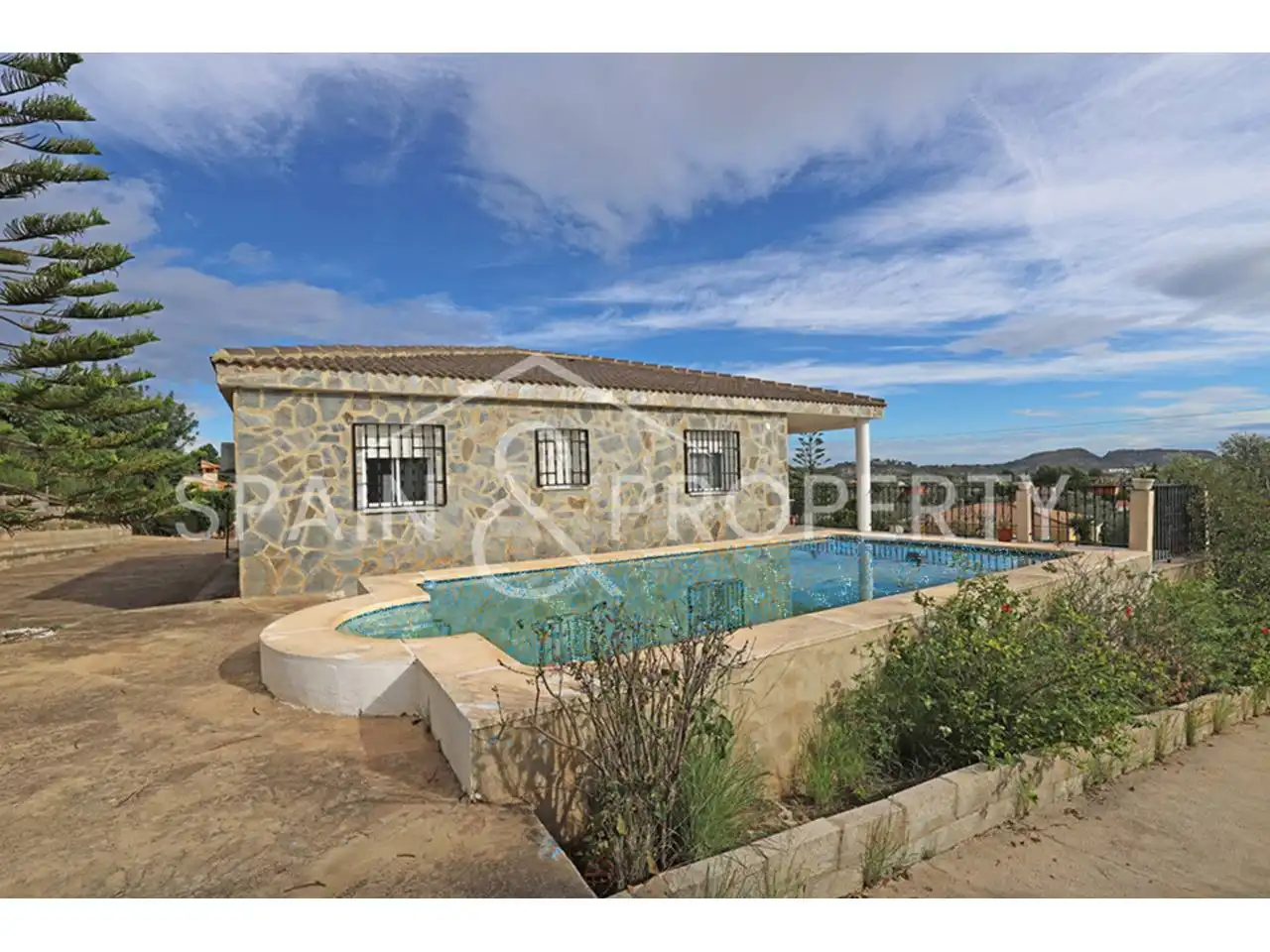 Detached house with pool for sale in Montroi / Montroy