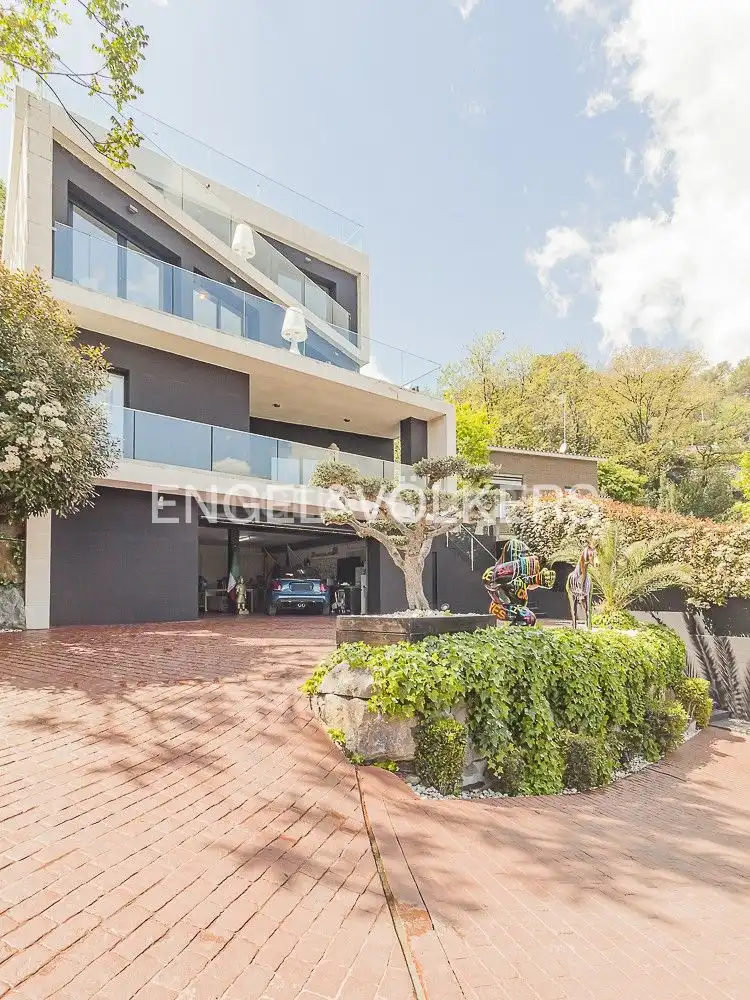 Vista exterior de Casa o xalet en venda en Sant Cugat del Vallès amb Calefacció, Jardí privat i Parquet