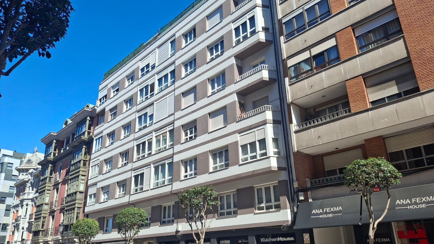 Vista exterior de Pis en venda en Oviedo  amb Calefacció i Piscina