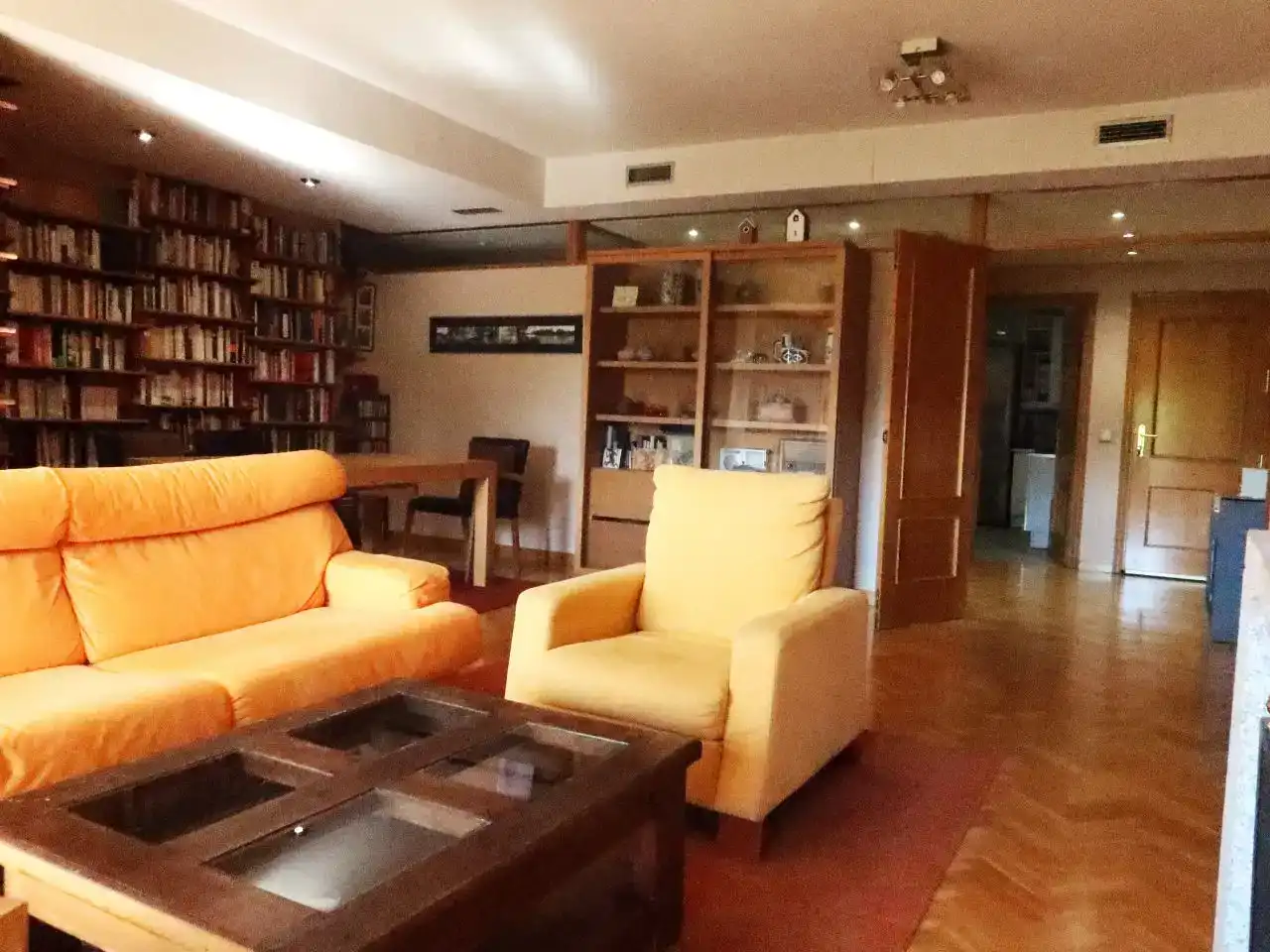 Sala d'estar de Pis en venda en Pozuelo de Alarcón amb Aire condicionat