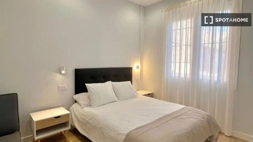Bedroom of Flat for rent in Madrid  with Air Conditioner, Heating and Furnished