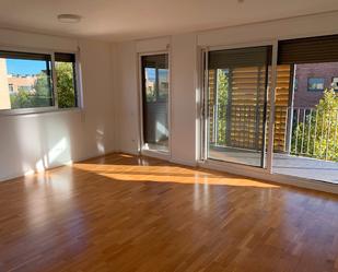 Sala d'estar de Pis de lloguer en Sant Cugat del Vallès amb Calefacció, Parquet i Terrassa