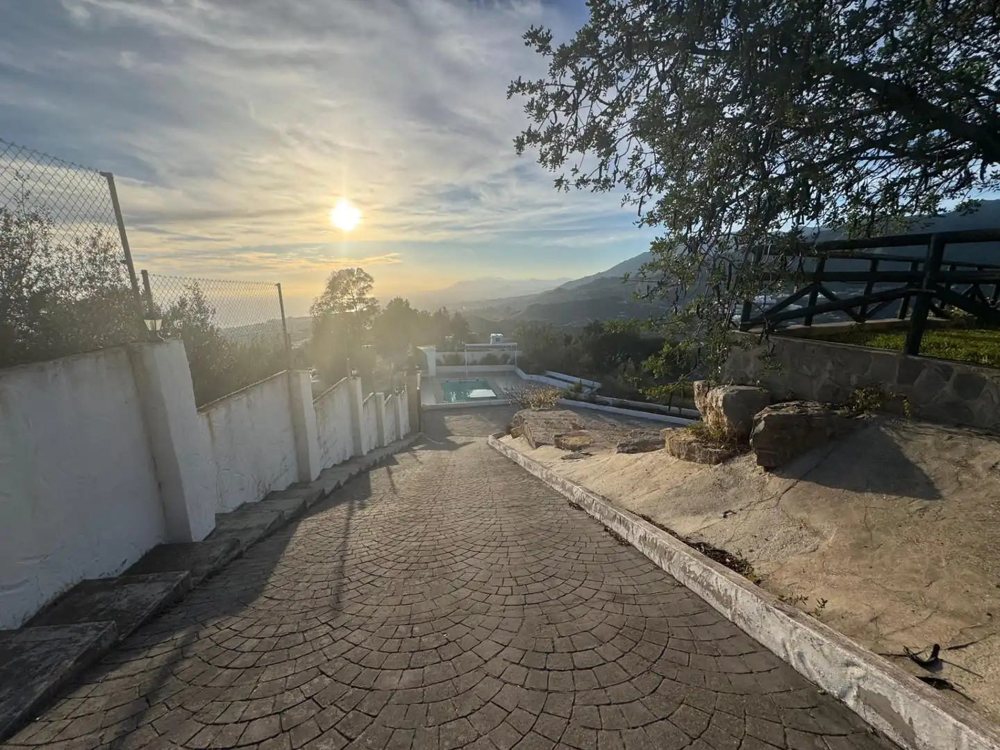 Vista exterior de Casa o xalet en venda en Marbella amb Jardí privat, Terrassa i Piscina