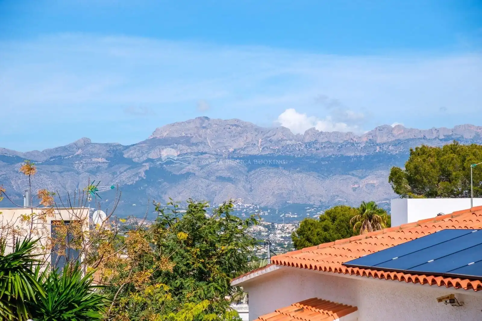 Vista exterior de Casa o xalet en venda en L'Alfàs del Pi amb Terrassa, Traster i Piscina