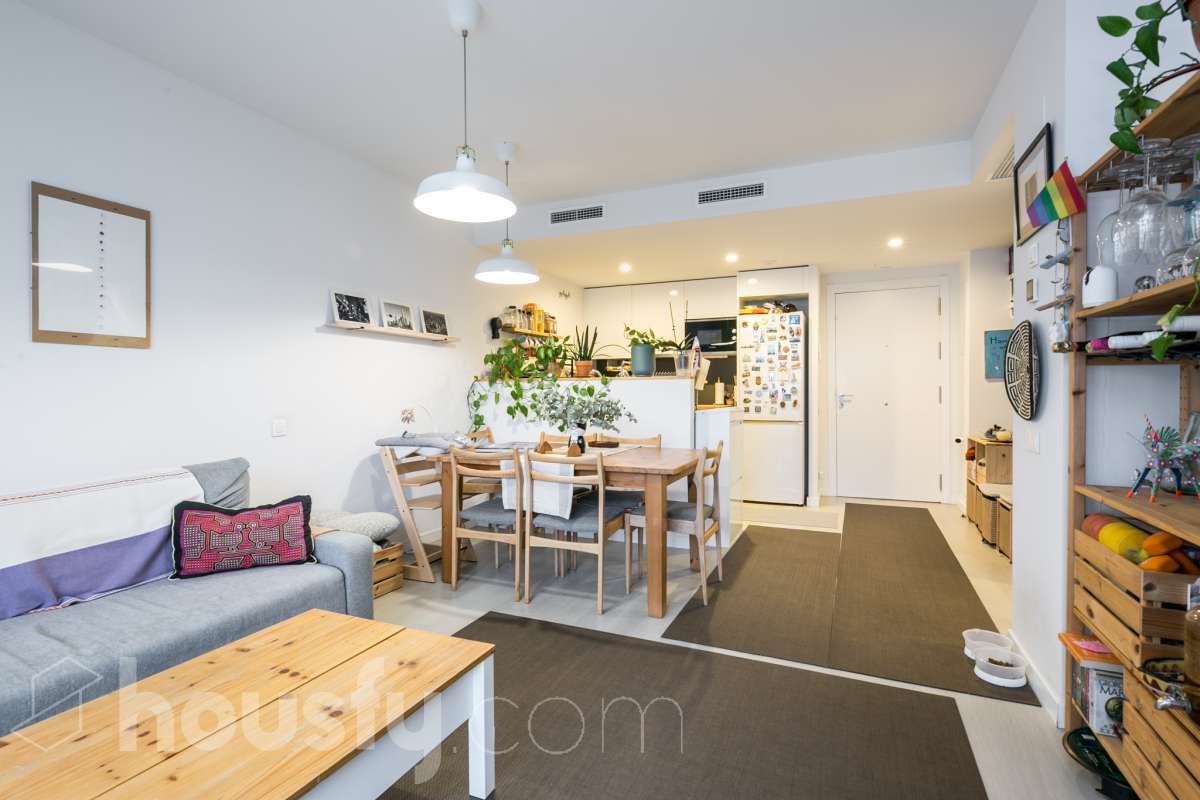 Sala d'estar de Pis en venda en L'Hospitalet de Llobregat amb Aire condicionat, Calefacció i Parquet