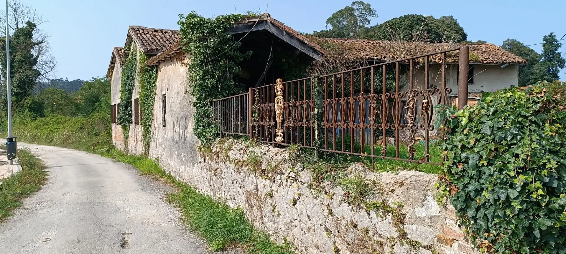 Außenansicht von Country house zum Verkauf in Llanes