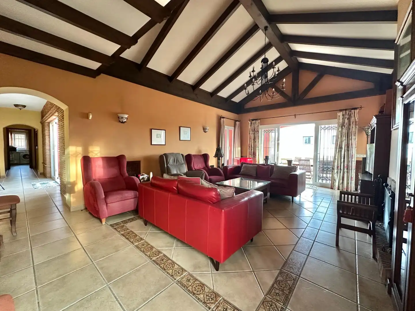 Sala d'estar de Casa o xalet en venda en Marbella amb Aire condicionat, Calefacció i Jardí privat