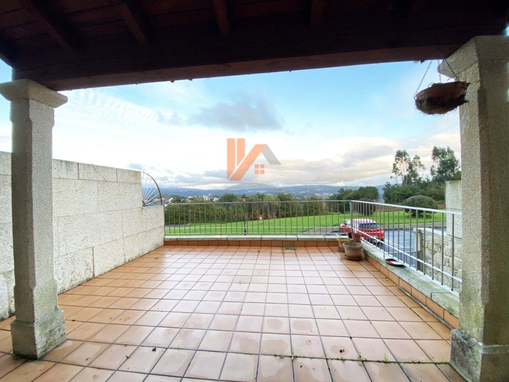 Terrassa de Casa adosada en venda en Brión amb Jardí privat, Piscina i Forn