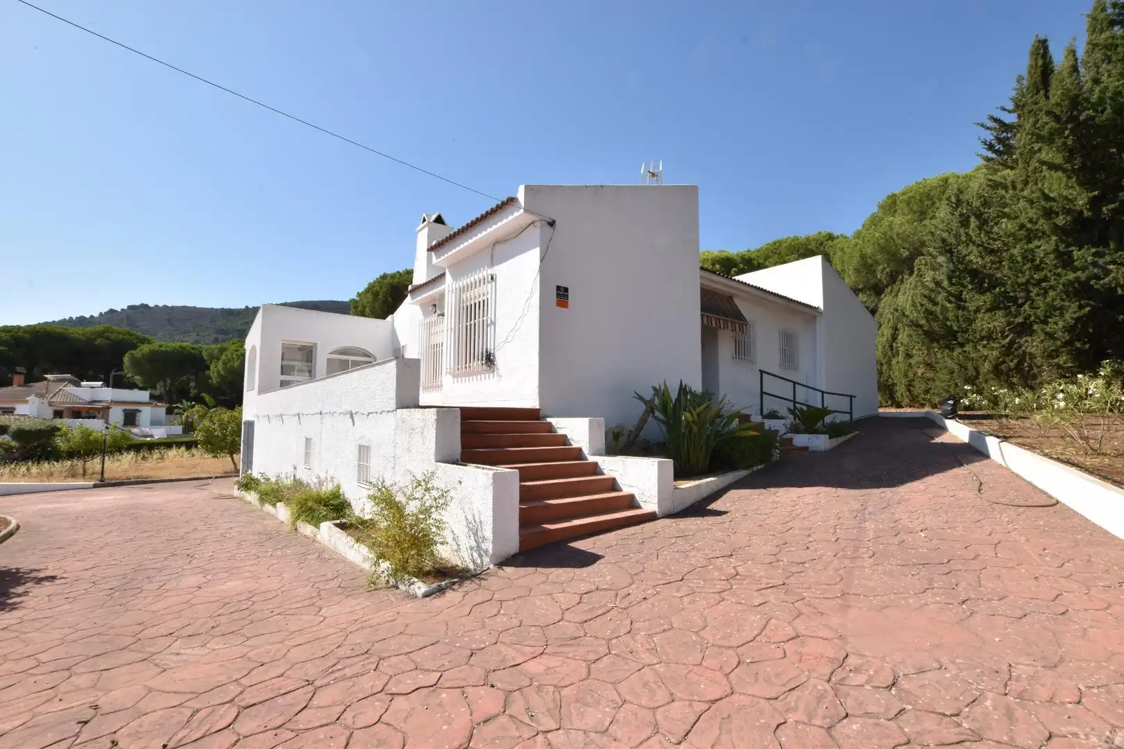Vista exterior de Casa o xalet en venda en Alhaurín de la Torre amb Jardí privat, Terrassa i Piscina comunitària