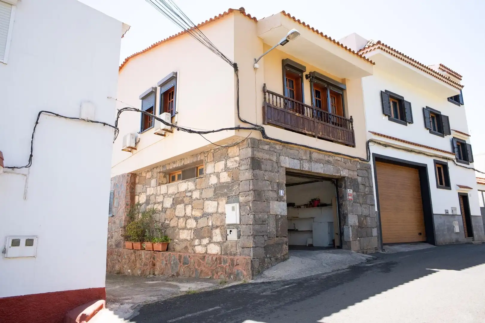 Außenansicht von Einfamilien-Reihenhaus zum Verkauf in Valsequillo de Gran Canaria mit Klimaanlage, Heizung und Privatgarten