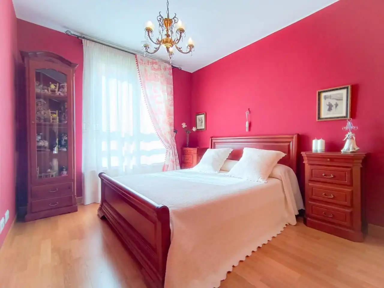 Dormitori de Casa o xalet en venda en Burgos amb Calefacció, Jardí privat i Parquet
