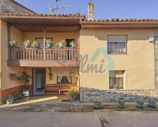 Vista exterior de Casa o xalet en venda en Piloña amb Terrassa i Balcó