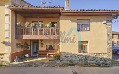 Außenansicht von Haus oder Chalet zum verkauf in Piloña mit Terrasse und Balkon