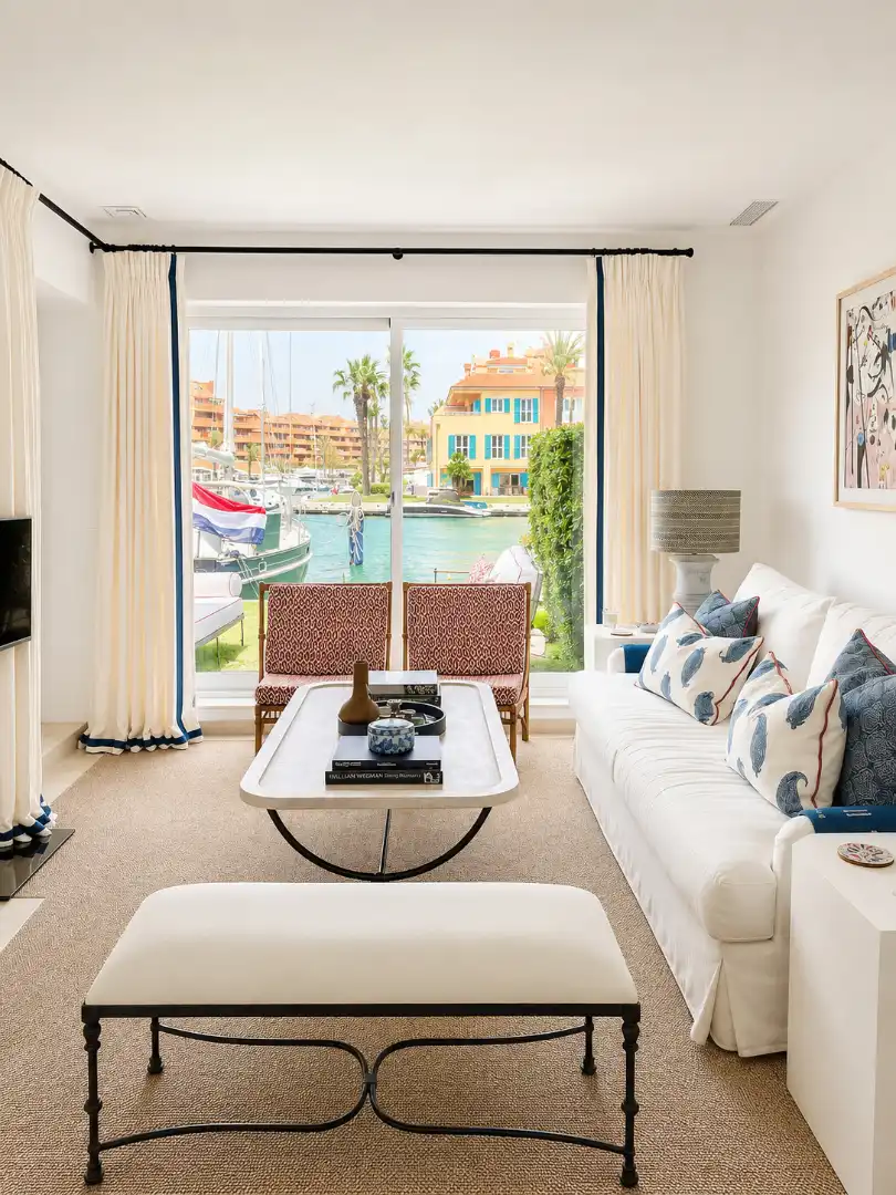 Sala d'estar de Dúplex de lloguer en Sotogrande amb Aire condicionat, Jardí privat i Moblat