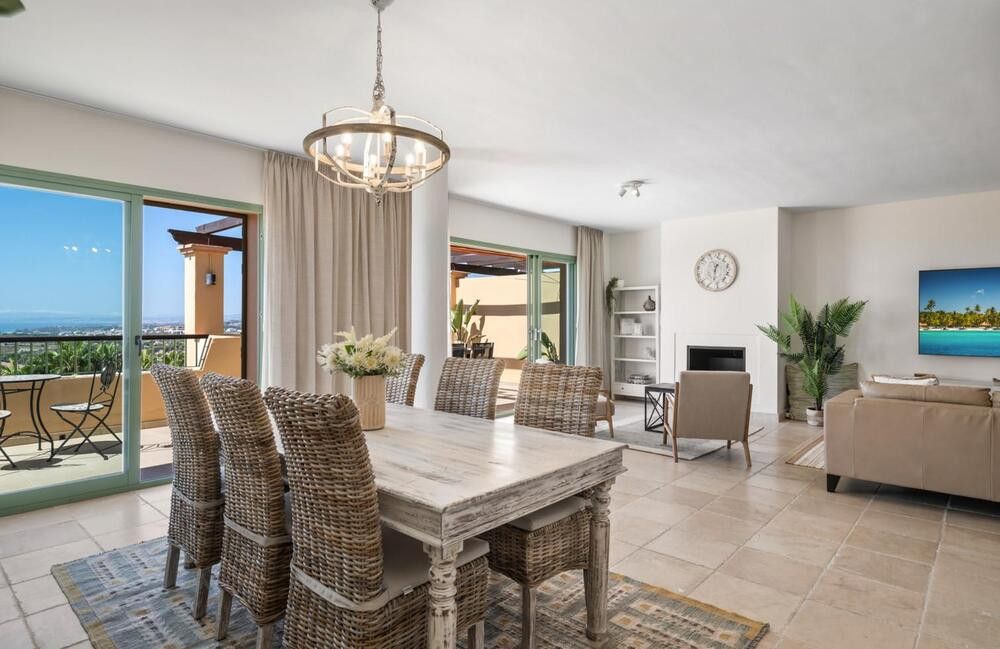 Menjador de Àtic de lloguer en Benahavís amb Aire condicionat, Terrassa i Piscina